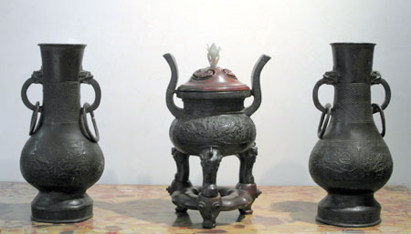 garniture en bronze à patine noire - Garniture en bronze à patine noire - Dynastie Ming vers 1500 - bronzes