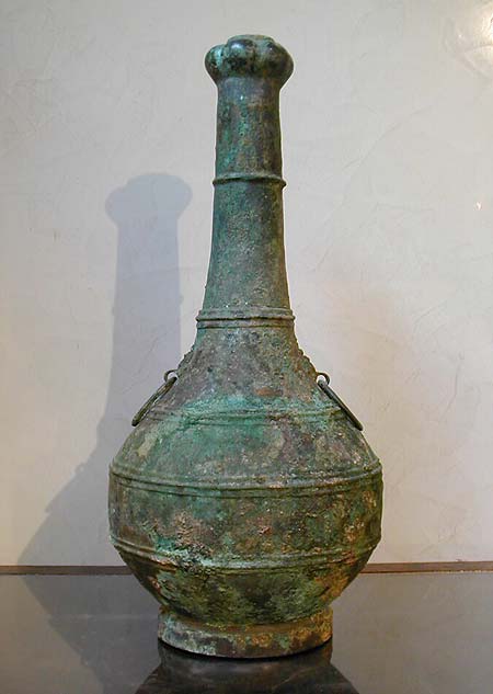 vase en bronze de forme bouteille - Vase en bronze de forme bouteille - D�but de la dynastie des Han de l’Ouest ( -220 av JC  + 8 ap JC ) - archives