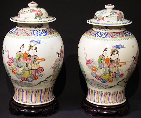 paire de potiches famille rose avec couvercles - Paire de potiches Famille Rose avec couvercles - p�riode Yongzheng (1723 - 1735) - archives